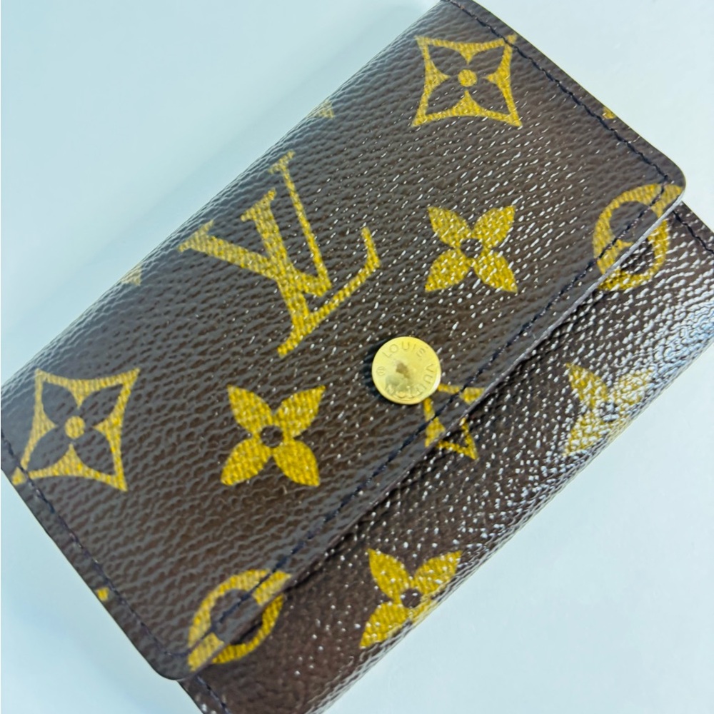 Authentic LOUIS VUITTON Monogram Key Holder